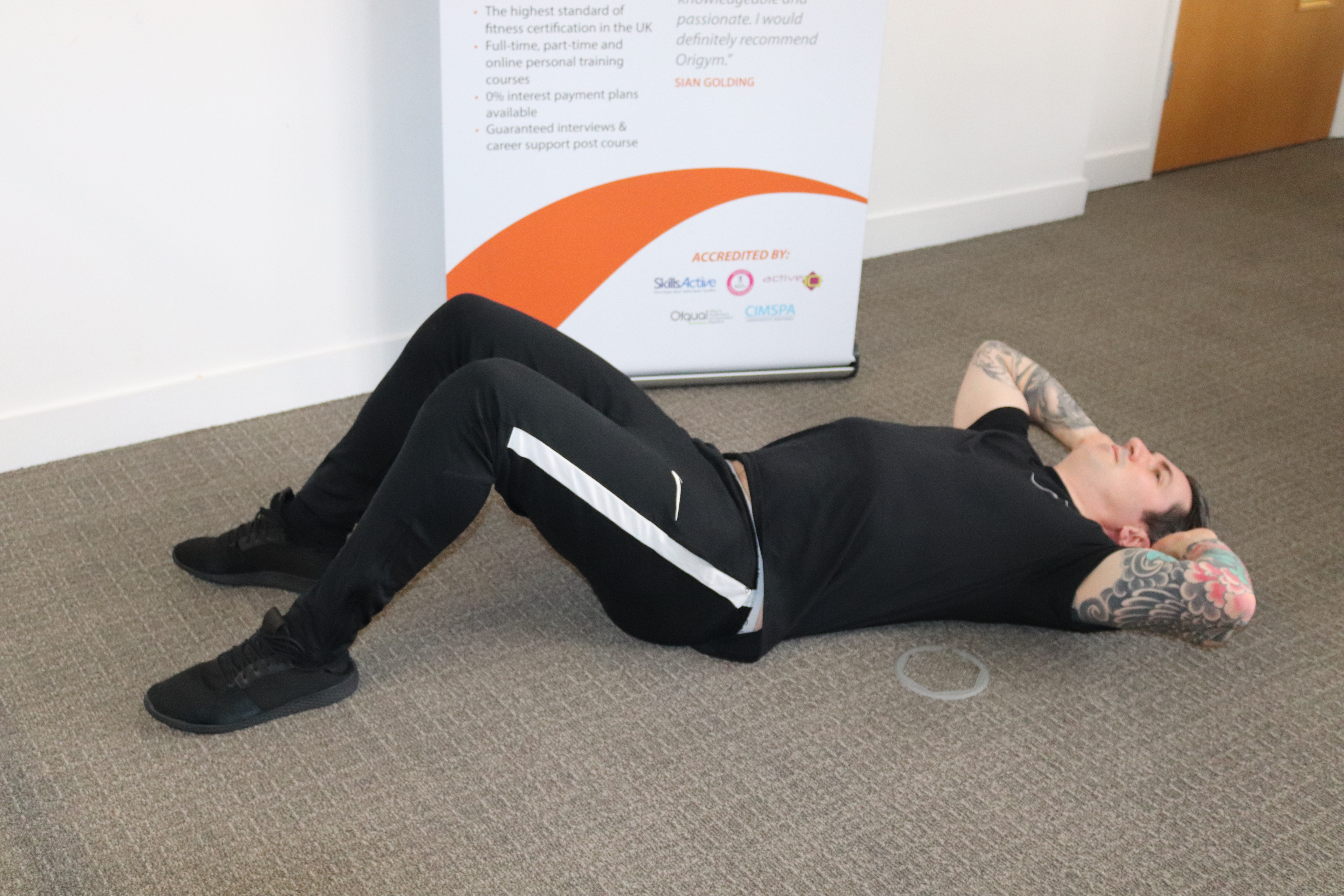 how to do oblique crunches image