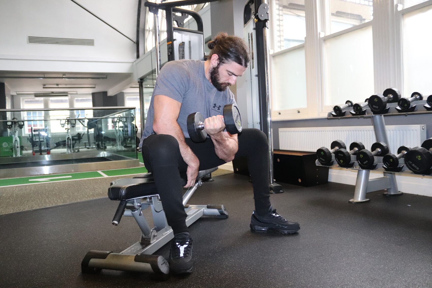 Dumbbell concentration curl with forearm grip image